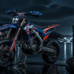 honda supermotard sur circuit au crépuscule