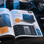 Magazine high tech ouvert avec tablette et café