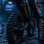 moto enduro moderne boueuse sur chemin forestier
