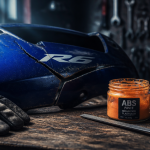 reparation carenage moto avec outils sur etabli