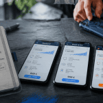 smartphone a 150 euros sur table avec accessoires