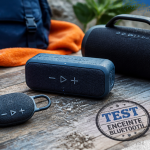Test enceinte Bluetooth trois modèles sur table bois