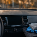 Comment nettoyer un tableau de bord de voiture sans traces, microfibres et produit intérieur