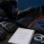 Équipement moto enfant : casque et gants adaptés, prise de taille