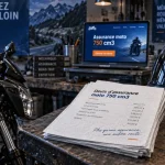 Assurance moto 750 cm3 : devis sur table près d’une moto