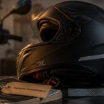 Équipement moto obligatoire : casque moto noir posé, homologation visible